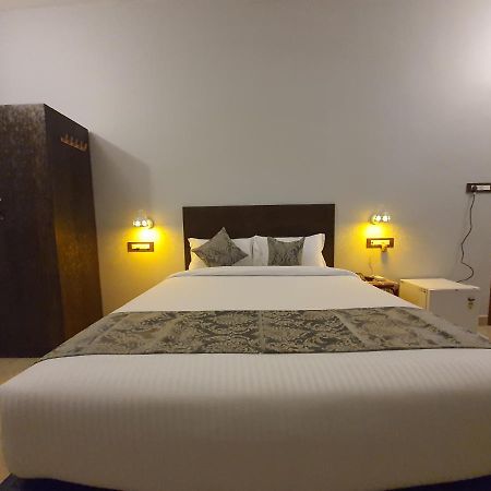 Le Supreme Inn Pondicherry Exteriör bild